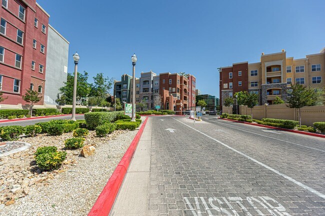 Building Photo - Top Floor 2 Bedroom Condo Located in Manha...