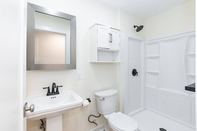 Building Photo - Three Bedroom Home!