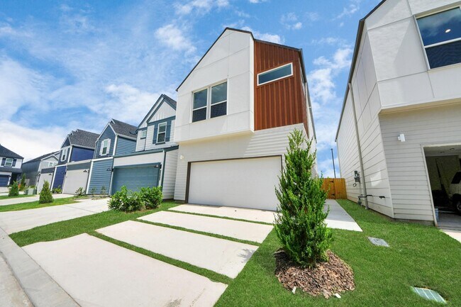 Building Photo - 13104 Moncloa Dr