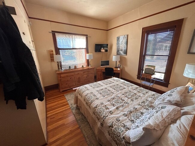 Building Photo - Lovely Historical Home