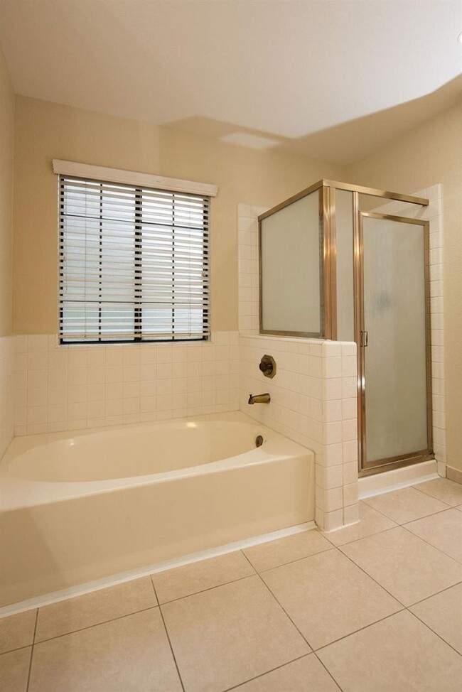 Building Photo - 4 bedroom in NW Modesto near shopping, Kai...