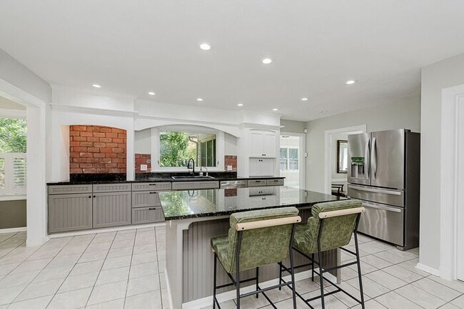 Building Photo - Elegant Updated Meridian-Kessler Home on E...