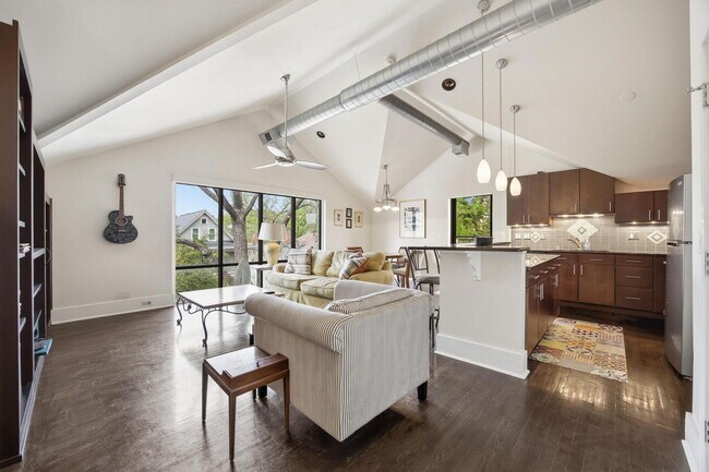 Building Photo - 261 S Limestone