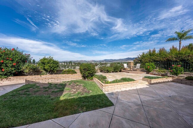 Building Photo - Single-story living with incredible panoramic sunset, mountain, and city light views