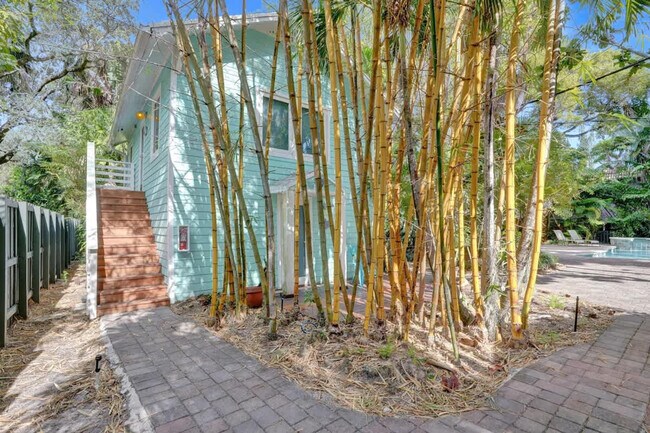 Building Photo - 1115 SW 4th St