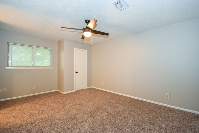 Building Photo - LARGE RECENTLY REMODELED 4 BEDROOM 2.5 BAT...