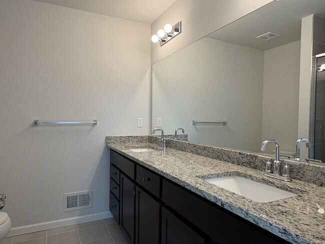 Building Photo - 4875 Ludlow Ln