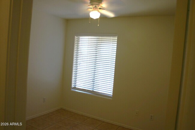 Building Photo - 516 E Vogel Ave
