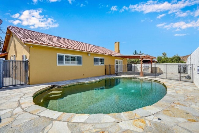Building Photo - Fully Remodeled 4-Bedroom Single-Story ADU...
