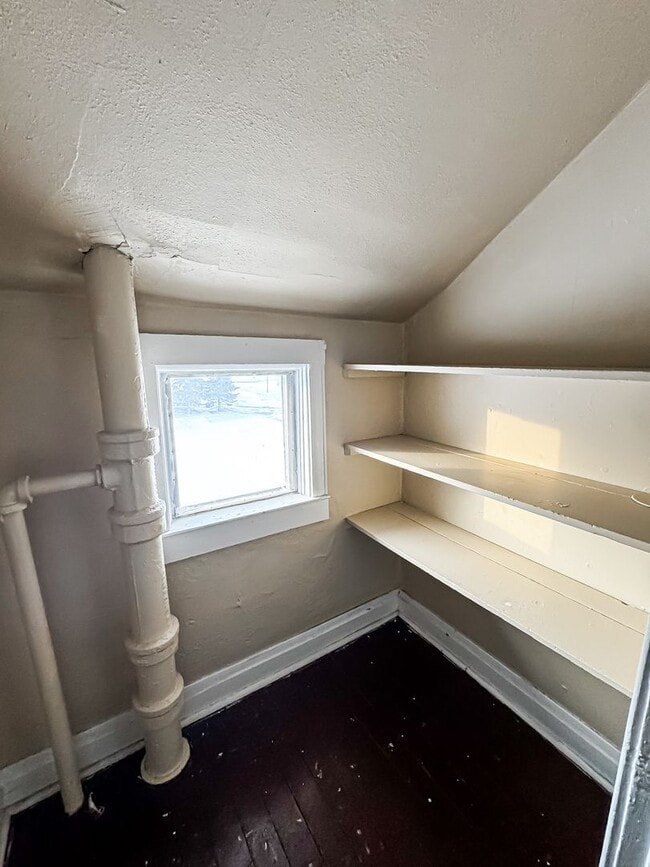 Building Photo - 5 Bed 2 Bath Single Family Home!