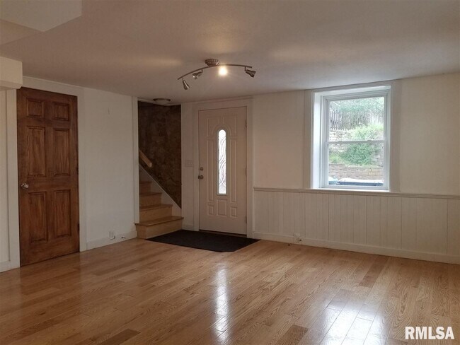 Building Photo - 118 Dodge St