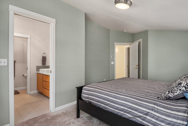 Building Photo - 2530 E Madison St