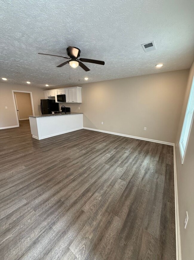 Building Photo - Nestled Tri-Plex in the Heart of Greenfield, TN