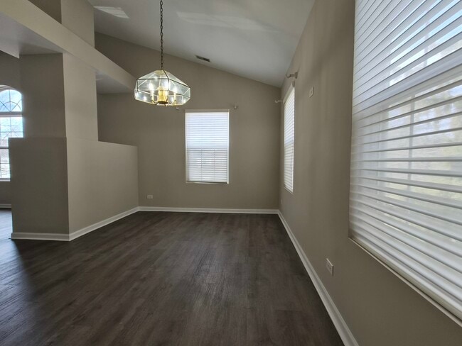 Building Photo - 2850 Stonewater Dr