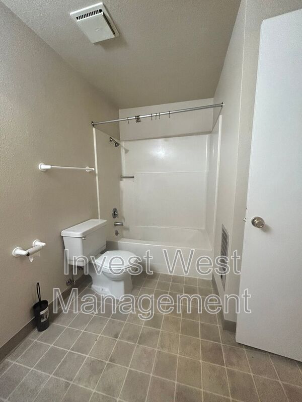 Building Photo - 8402 NE 8th Way