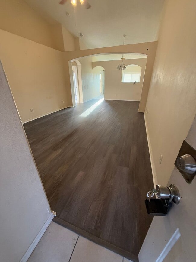 Building Photo - Second Floor 3 Bed 2 Bath Condo in South K...