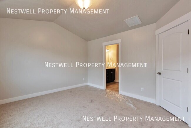 Building Photo - 1562 W State Rd