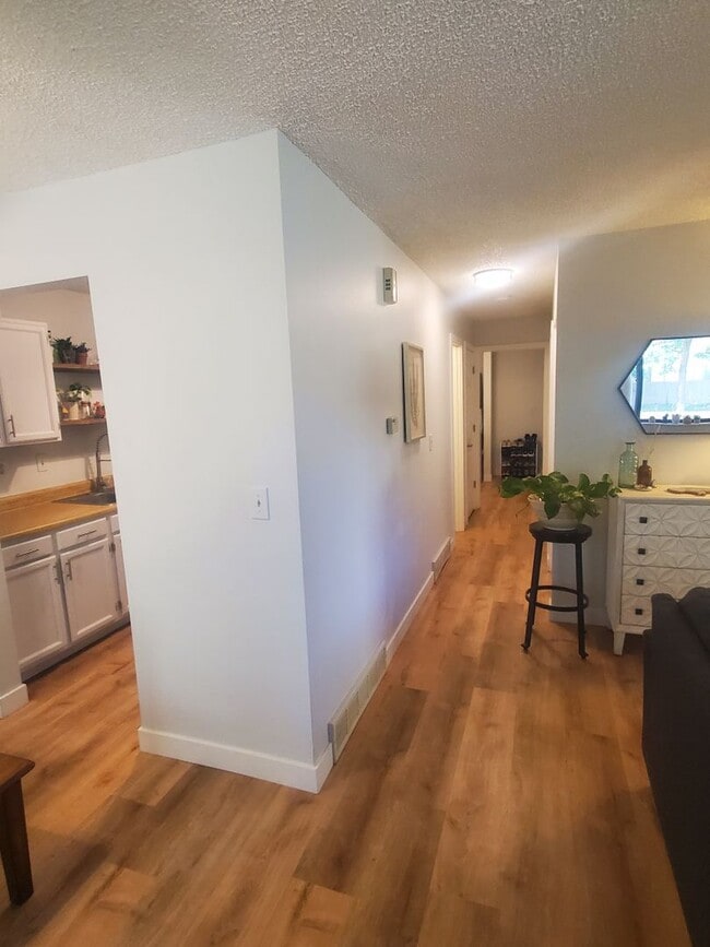 Building Photo - Updated and Spacious 1 Bedroom with Attached Garage!