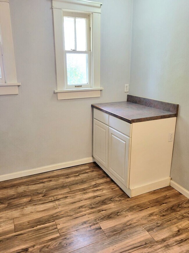 Building Photo - Updated and rent ready...450 Hamilton, Wood River