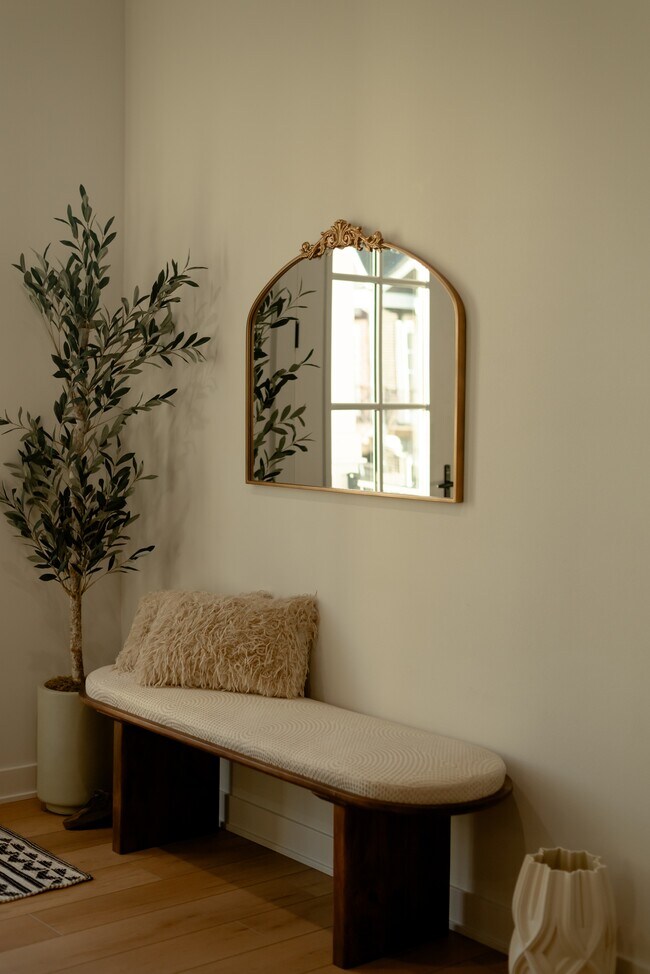 Building Photo - 1204 SW Franklin Dr