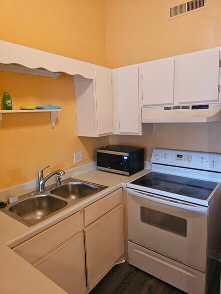 Building Photo - 500 Fairway Village Dr