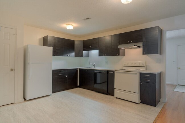 Building Photo - 4 bedroom / 2 1/2 Bath. Undergrad Welcome. Off Street Parking, Bus Route