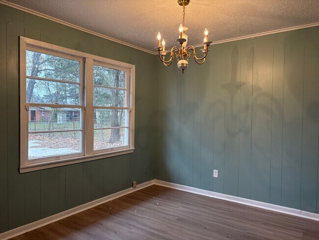 Building Photo - Beautiful 3 bedroom/1 bath home with Fireplace and Central HVAC!