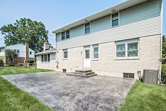 Building Photo - 2412 Manet Rd