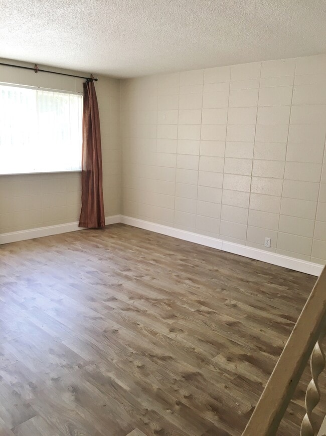 Building Photo - Cute updated 2 bed 1.5 bath Condo on S Cur...
