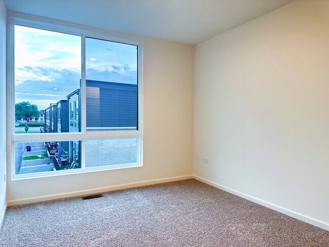 Building Photo - 1318 Lakepointe Dr