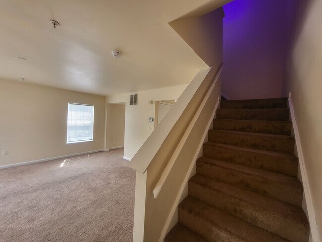 Building Photo - Beautiful modern 3bed/2.5ba townhouse!