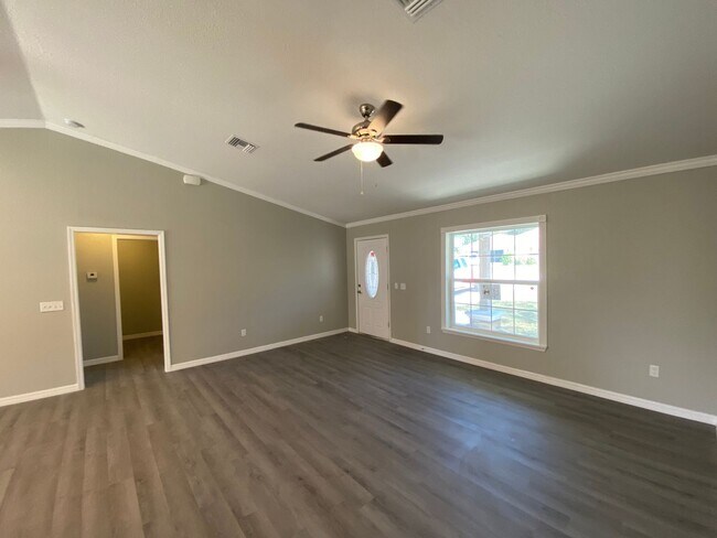 Building Photo - 10 Hemlock Cir Ct