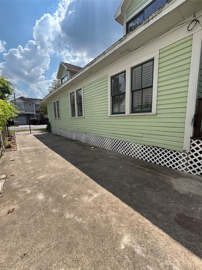 Building Photo - 841 E 23rd St