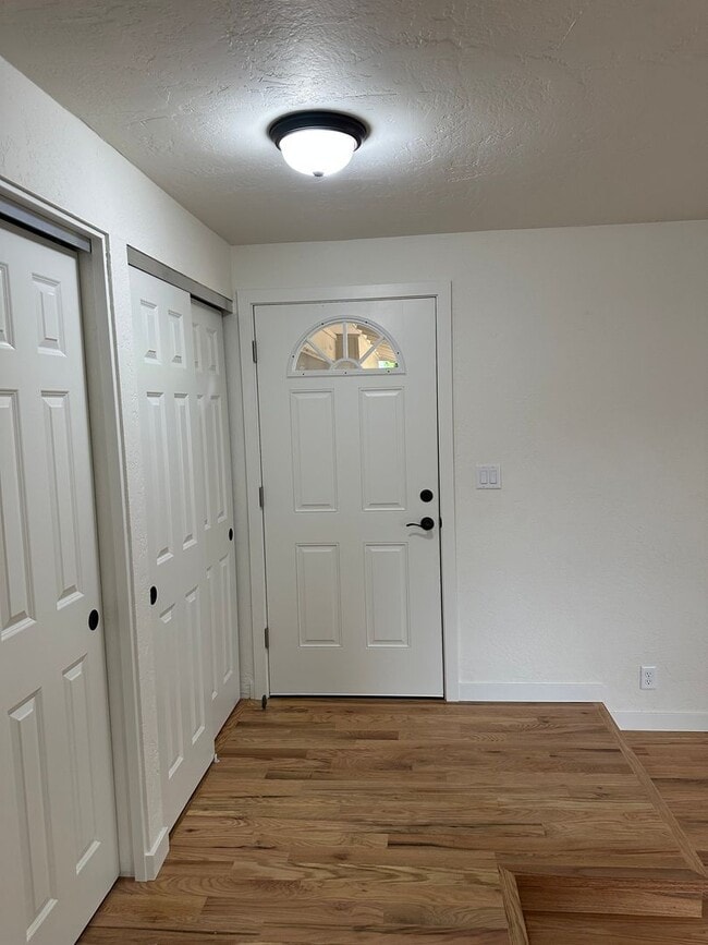 Building Photo - Beautifully updated 3 bedroom, 1 bath hous...