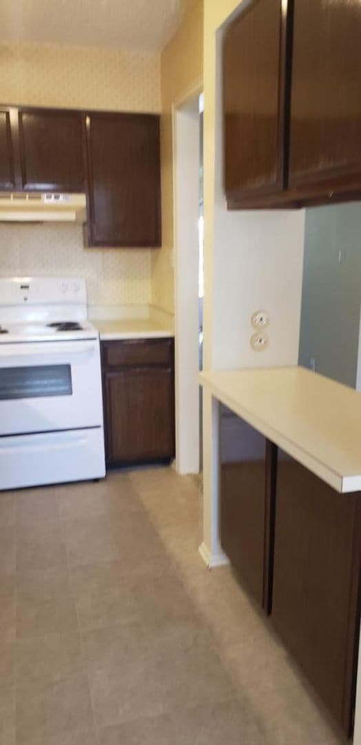 Building Photo - 2 Bedroom Ranch Style End Unit Condo