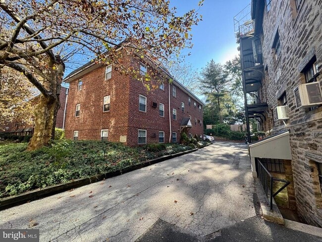 Building Photo - 200 W Evergreen Ave