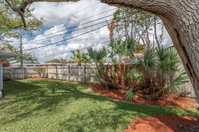 Building Photo - Beautiful 4 bedroom, 2 bathroom in Satellite Beach! NO HOA!!