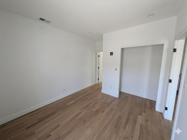 Building Photo - 1835 N Bissell St