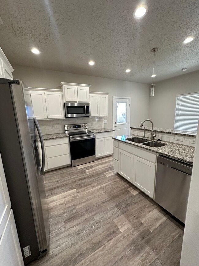 Building Photo - Stunning 3 Bed Home! Managed by Owner!
