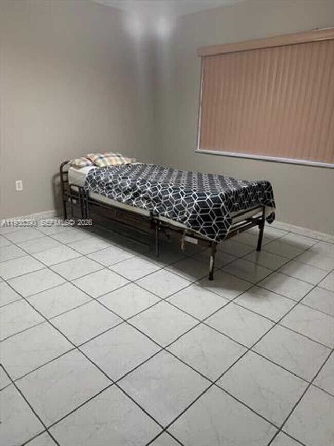 Building Photo - 2912 SW 38th Ct