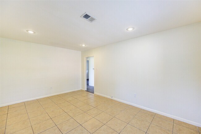 Building Photo - 9811 Shadydale Ln