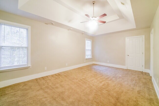 Building Photo - 3073 Essex Dr