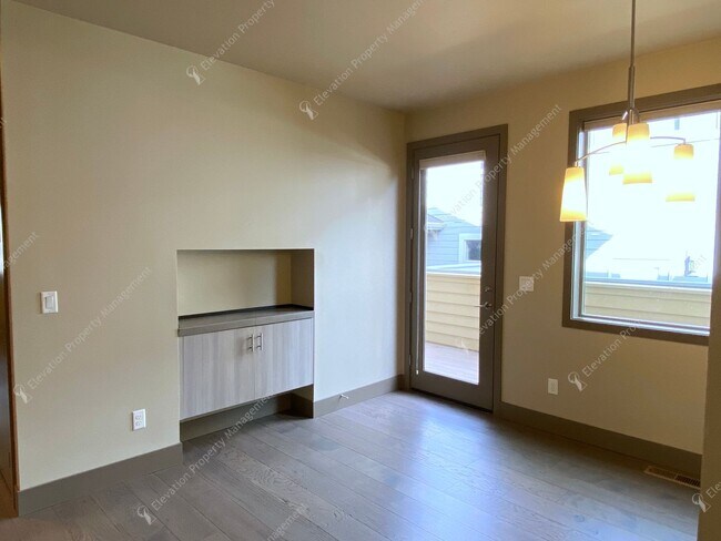 Building Photo - Designer-Finished Townhome Near COCC & NWX