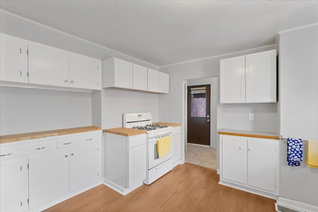 Building Photo - 176 42nd St