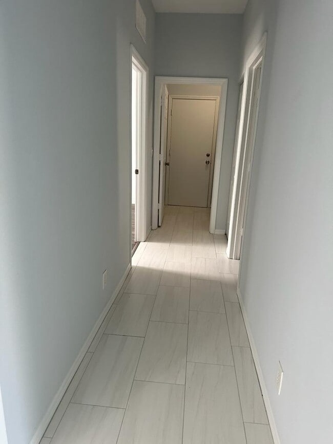 Building Photo - 205 SW Maclay Way