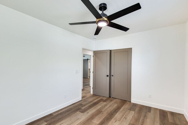 Building Photo - 1329