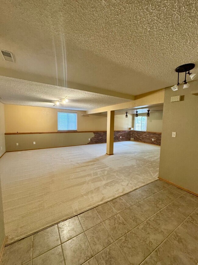 Building Photo - 5 Bedroom Home in Broadmoor Bluffs