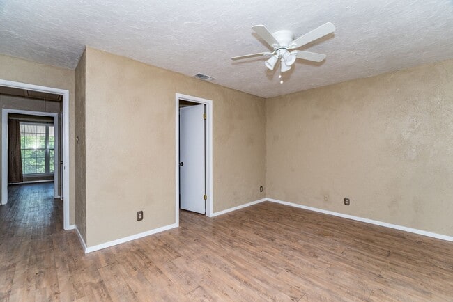 Building Photo - 2-BEDROOM TOWNHOME IN ALAMO HEIGHTS