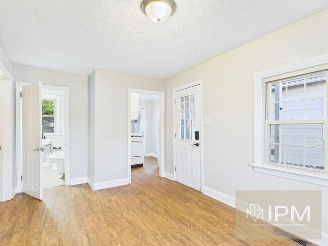 Building Photo - Available Now!!  Charming 2 Bed, 1 Bath Ho...