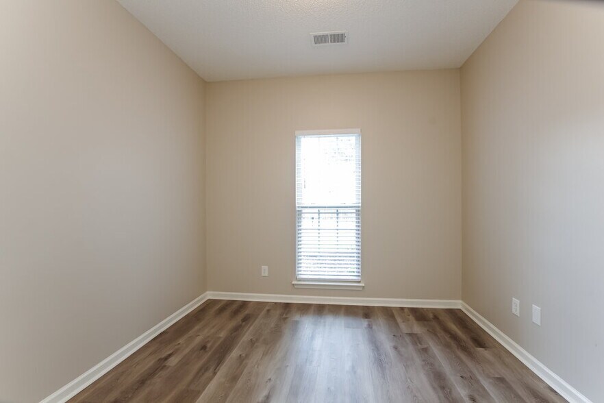 Building Photo - 11878 Meadhaven Dr